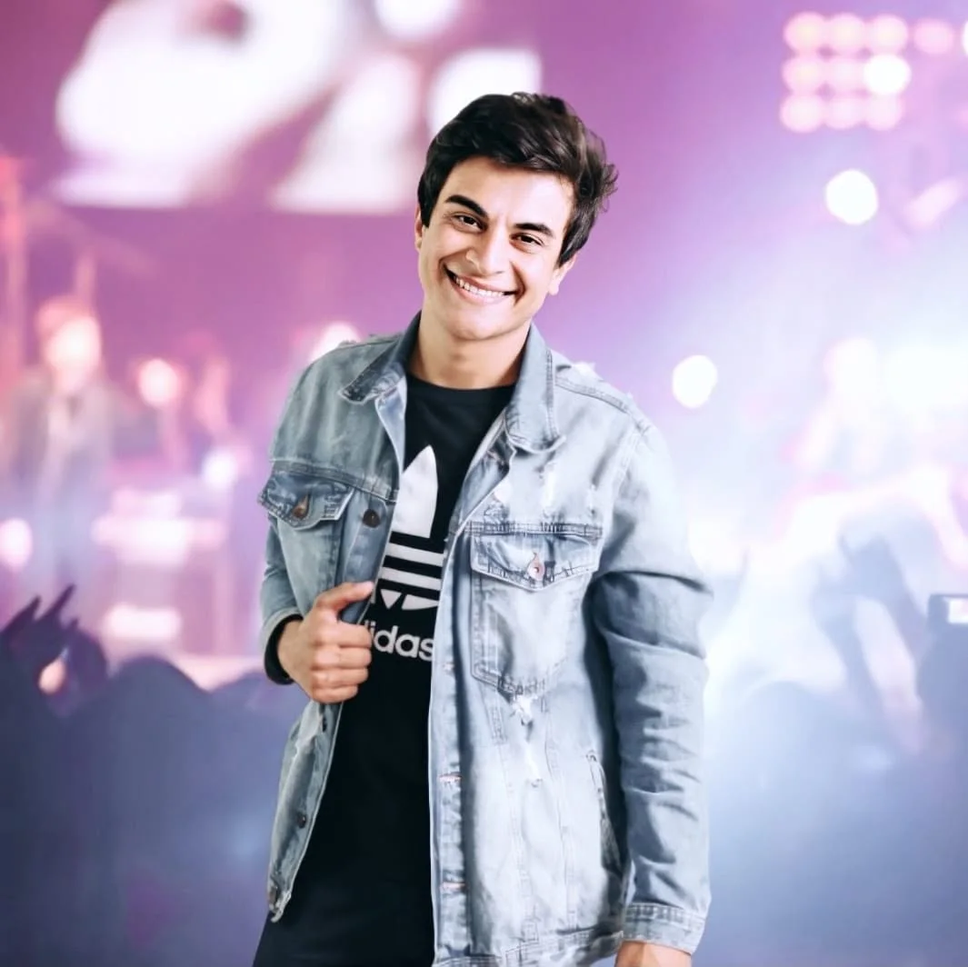 Leandro Silva sorrindo no palco